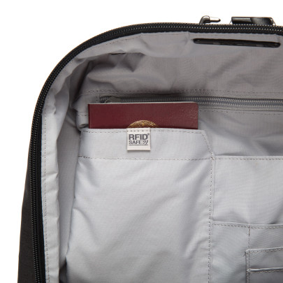 batoh Pacsafe INTASAFE X 15" LAPTOP BACKPACK